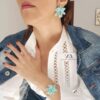 Brinco Dourado Grande Orquídea Esmaltado Banho Ouro Turquesa