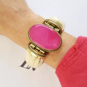 Pulseira Tibetana Rígida de Osso Dourada c/ Pedra Mineral Ágata Central Rosa Fecho de Encaixe por Pino 18cm (sem banho)