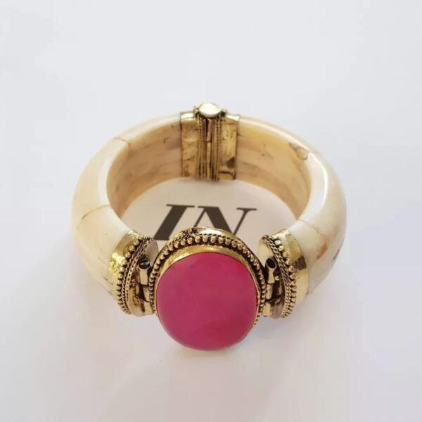 8749h Pulseira Tibetana Rígida de Osso Dourada c/ Pedra Mineral Ágata Central Rosa Fecho de Encaixe por Pino 18cm (sem banho)