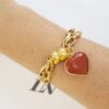 Pulseira Dourada Corrente Aço Banho Ouro Elo Retangular-129 Pingente Pedra Mineral Coração Jaspe Vermelha Fecho Ímã 20cm