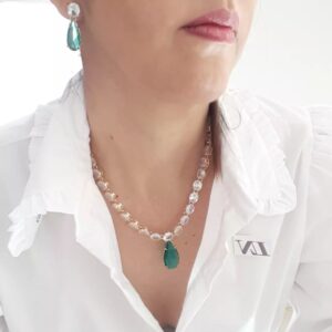 Par de Brincos Metal Banho Ouro com Pingente Pedra Cristal Transparente e Cristal Cor Esmeralda Verde Fixação por Tarraxa Metálica