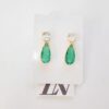 Par de Brincos Metal Banho Ouro com Pingente Pedra Cristal Transparente e Cristal Cor Esmeralda Verde Fixação por Tarraxa Metálica