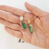 Par de Brincos Metal Banho Ouro com Pingente Pedra Cristal Transparente e Cristal Cor Esmeralda Verde Fixação por Tarraxa Metálica