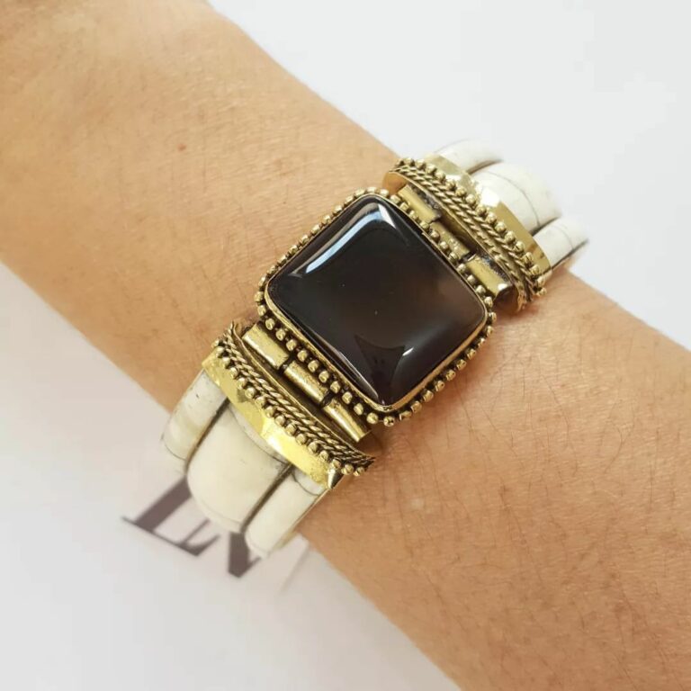 Pulseira Tibetana Rígida Osso Larga Chata Meia Cana Dourada Pedra Mineral Central Quadrada cor Marrom Escuro Fecho de Encaixe por Pino 18cm