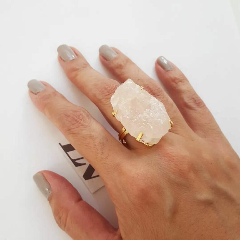 Anel Dourado Regulável Aberto Metal Banho Ouro Pedra Mineral Natural Cravejada Quartzo Rosa
