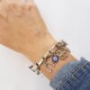 Pulseira Prateada Rígida Metal Fechamento por Encaixe Banho Galvânico c/ Verniz Penduricalhos Sorte 17cm