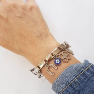 Pulseira Prateada Rígida Metal Fechamento por Encaixe Banho Galvânico c/ Verniz Penduricalhos Sorte 17cm
