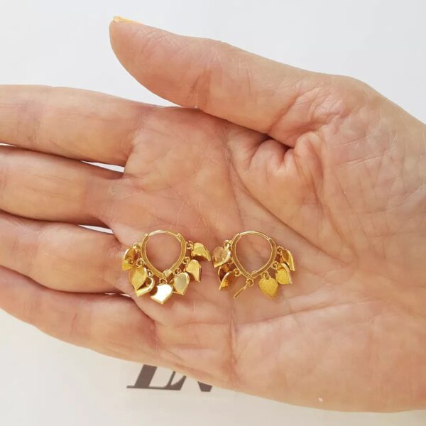 8799h Par de Brincos Dourados Pequenos Banho Ouro vários Mini Coraçõezinhos Fechamento Triangular Encaixe