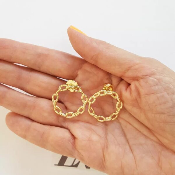 8800b Par de Brincos Dourados Argola Pequena Banho Ouro Estilo Corrente Elo Cadeado Fechamento Tarraxa