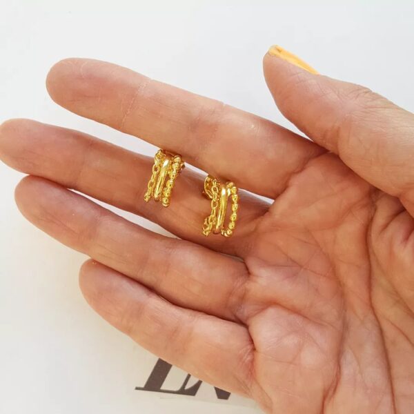 Par de Brincos Dourados Argola Pequena Banho Ouro Estilo Corrente Elo Bolinhas Fechamento Tarraxa