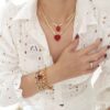8806b Colar Dourado Choker Corrente Metal Tombak Banho Ouro Elo Cravejado Cristais Pingente Gota Vermelha Lapidada Fecho Mosquete 38cm