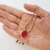 8806f Colar Dourado Choker Corrente Metal Tombak Banho Ouro Elo Cravejado Cristais Pingente Gota Vermelha Lapidada Fecho Mosquete 38cm