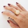Anel Dourado Regulável Banho Ouro Pedra Mineral Lapidada Quartzo Rosa Formato Coração Pequeno