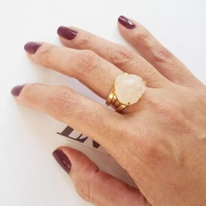 Anel Dourado Regulável Banho Ouro Pedra Mineral Lapidada Quartzo Rosa Formato Coração Pequeno