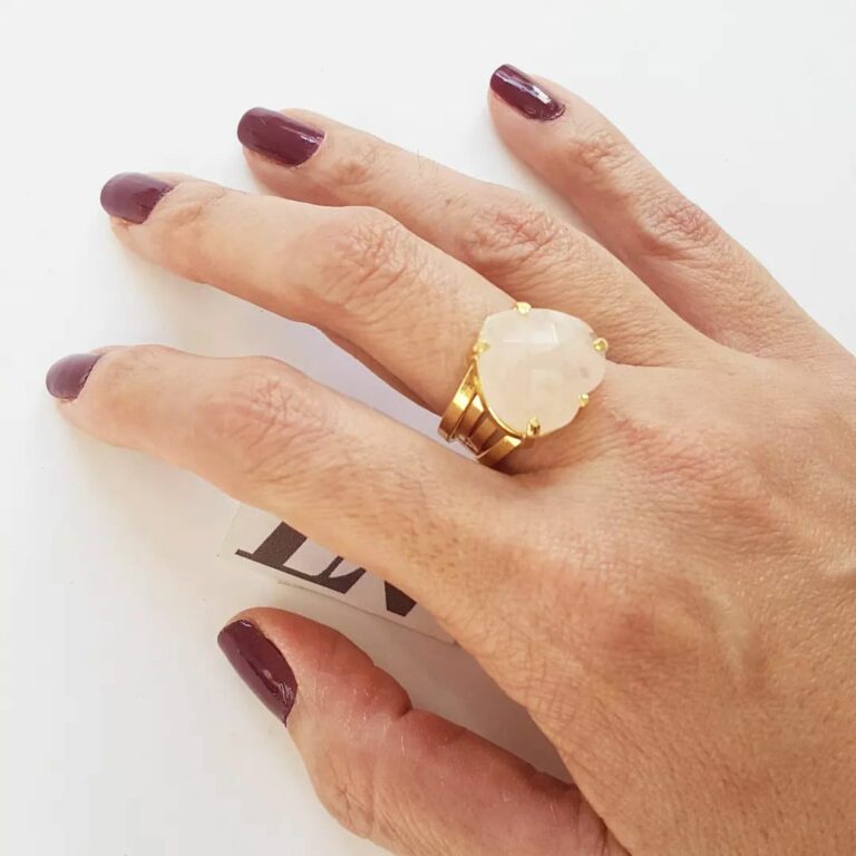 Anel Dourado Regulável Banho Ouro Pedra Mineral Lapidada Quartzo Rosa Formato Coração Pequeno