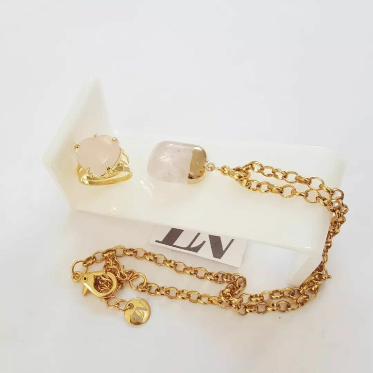 Conjunto Dourado Banho Ouro Quartzo Rosa Colar Corrente Aço + Anel Dourado Regulável Coração Rosa