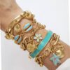 Pulseira Rígida Larga Detalhe Azul Turquesa Banho Ouro Fecho Encaixe (17cm)