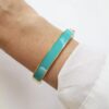 Pulseira Rígida Larga Detalhe Azul Turquesa Banho Ouro Fecho Encaixe (17cm)