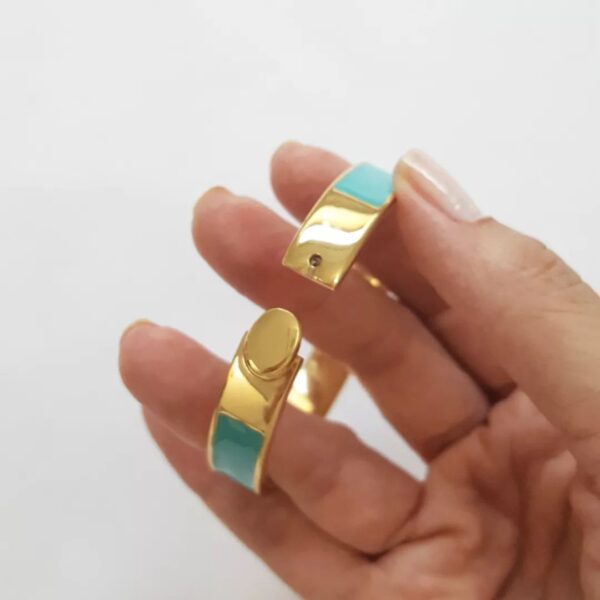 Pulseira Rígida Larga Detalhe Azul Turquesa Banho Ouro Fecho Encaixe (17cm)