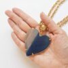 Colar Pedra Mineral Ágata Azul e Branca Coração Banho Ouro Elo Português-106