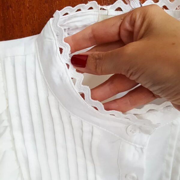 Camisa Feminina Branca Manga Curta Princesa Recorte Plissado Babados 