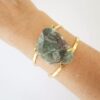 Pulseira Bracelete Rígido Metal Pedra Bruta Quartzo Verde Banho Ouro