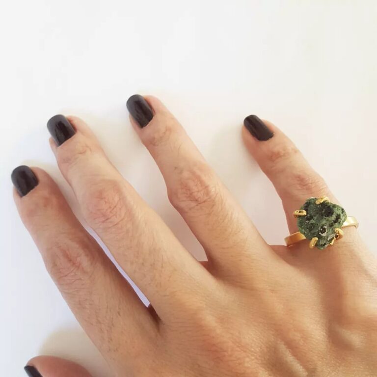 Anel Pedra Mineral Bruta Zoisita Verde Metal Regulável Aberto Banho Ouro