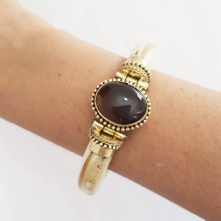 Pulseira Tibetana Rígida Fina Osso Arredondada Dourado Pedra Ágata Mel Escura 18cm