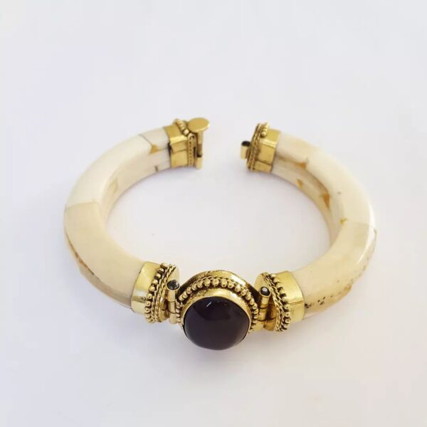 8901l Pulseira Tibetana Rígida Fina Osso Arredondada Dourado Pedra Ágata Mel Escura 18cm