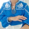 Bata Feminina Azul Bordado Branco Frontal Manga e Punho Decote Redondo Abertura Colo Manga Longa