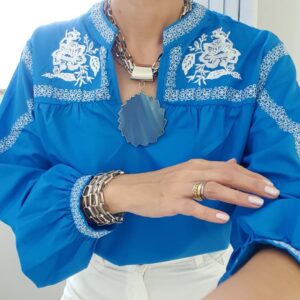 Bata Feminina Azul Bordado Branco Frontal Manga e Punho Decote Redondo Abertura Colo Manga Longa