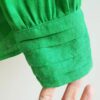 Blusa Feminina Verde Decote Redondo Manga Longa c/ Bordado Laranja Pregas nos Punhos