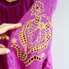 Blusa Feminina Púrpura Decote Redondo Manga Longa c/ Bordado Lima e Pregas nos Punhos
