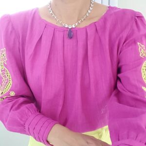 Blusa Feminina Púrpura Decote Redondo Manga Longa c/ Bordado Lima e Pregas nos Punhos