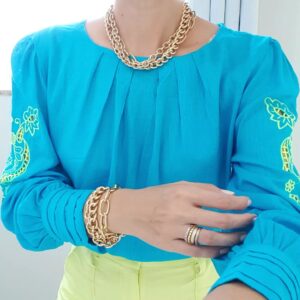 Blusa Feminina Cor Azul Decote Redondo Manga Longa c/ Bordado Lima e Pregas Punhos