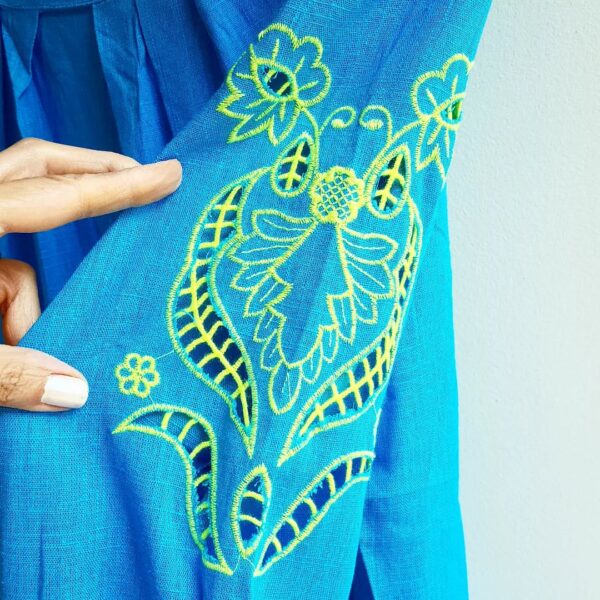 8915a Blusa Feminina Cor Azul Decote Redondo Manga Longa c/ Bordado Lima e Pregas Punhos