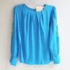 8915d Blusa Feminina Cor Azul Decote Redondo Manga Longa c/ Bordado Lima e Pregas Punhos
