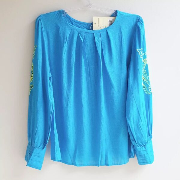 8915d Blusa Feminina Cor Azul Decote Redondo Manga Longa c/ Bordado Lima e Pregas Punhos