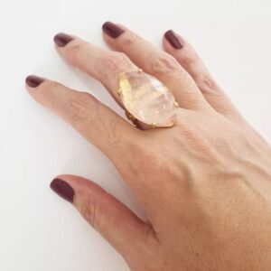 Anel Ajustável Pedra Mineral Quartzo Rosa Cravejada Metal Banho Ouro