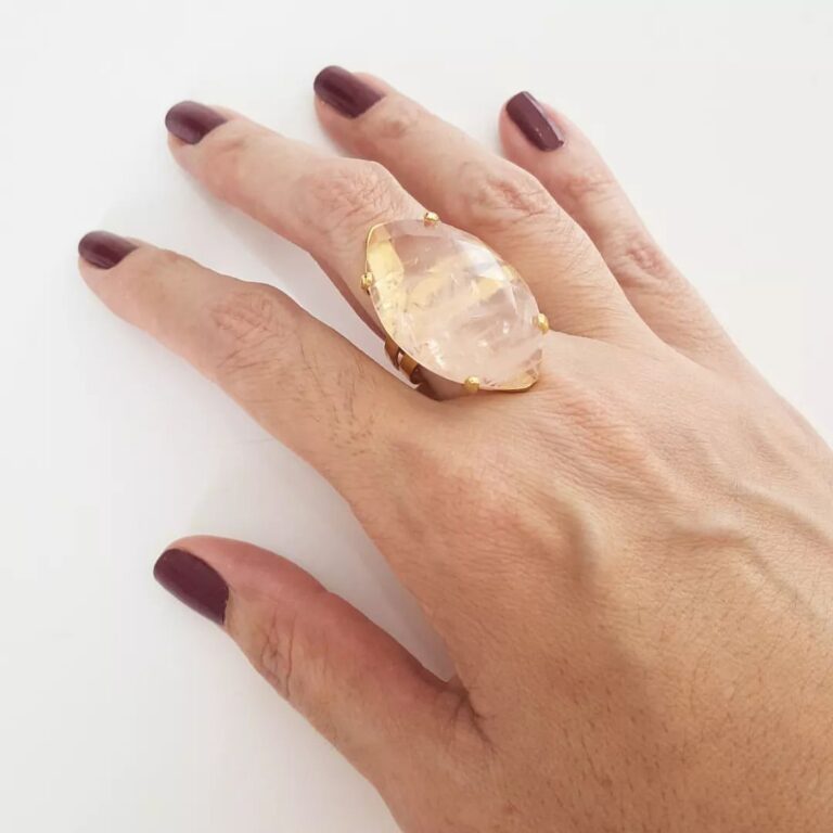 Anel Ajustável Pedra Mineral Quartzo Rosa Cravejada Metal Banho Ouro