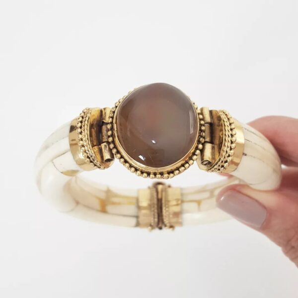 Pulseira Tibetana Osso Importada Banho Ouro Pedra Mineral Ágata Creme