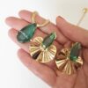 8980b Conjunto Combinado Pedra Verde Esmeralda Banho Ouro 2 Colares + Brinco