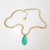 Colar Pingente Gota Lapidada Verde-Esmeralda Banho Ouro Elo Serpente Fino