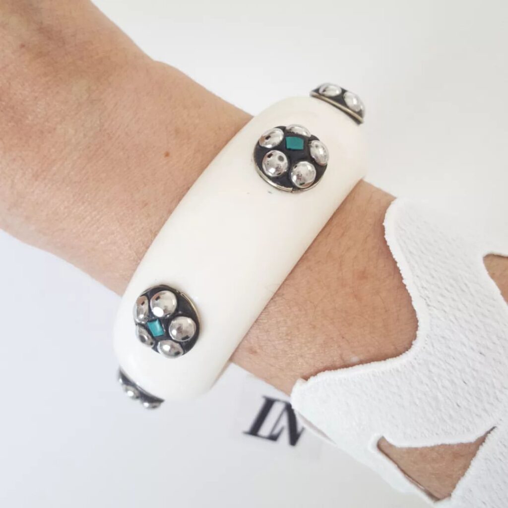 Pulseira Tibetana Branca com Detalhes Prateados e Turquesa