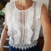 Blusa de Renda Branca Sem Mangas Babado Frontal Poliéster Elastano