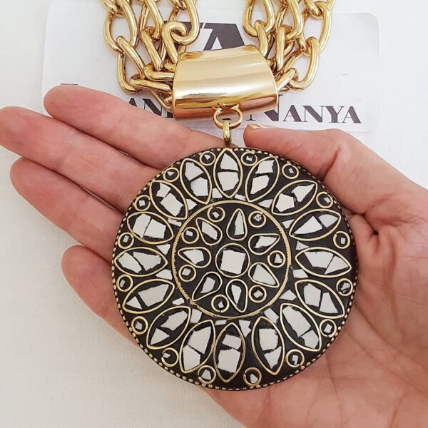 colar_tibetano_dourado_pingente_caquinho_branco_elo_grumet_317_8188_4_20191228162551 Colar Tibetano Cerâmica Branca 3 Voltas Elo Grumet-317 Banho Ouro