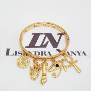 Pulseira Rígida Banho Ouro Pingentes Místicos Horus Om Figa Mão Cruz