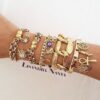 Conjunto 5 Pulseiras Douradas Metal Banho Ouro Vários Pingentes